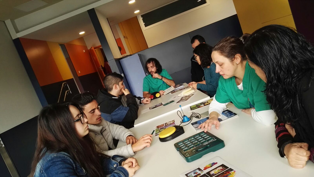 Reunión del personal técnico de ASPABER con el alumnado y profesorado de FP del IES Monte Neme que desarrolla el proyecto de innovación didáctica Ti2=i