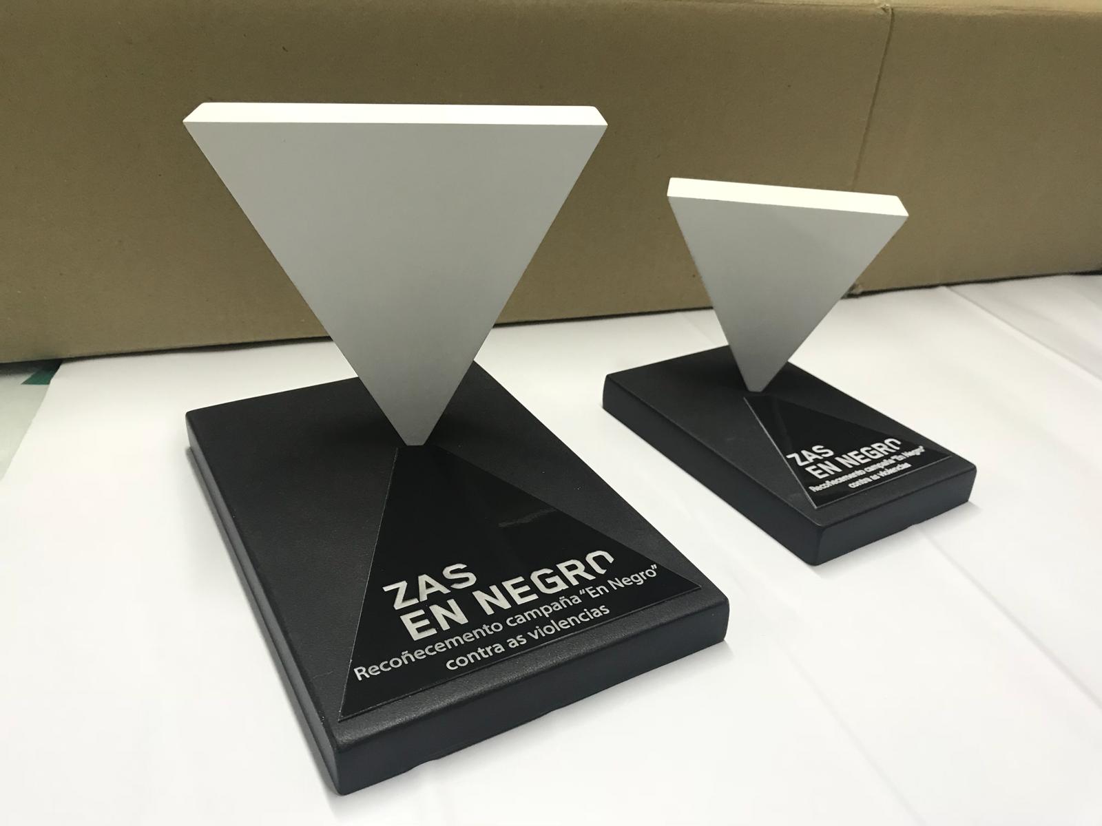 Trofeos de la campaña En Negro Contra As Violencias del Ayuntamiento de Zas