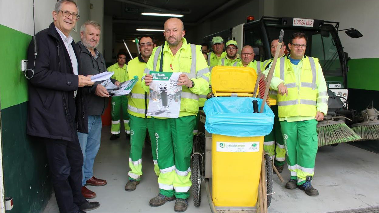 El equipo de limpieza viaria del CEE Aspaber informará a la hostelería local sobre una campaña de lucha contra las colillas