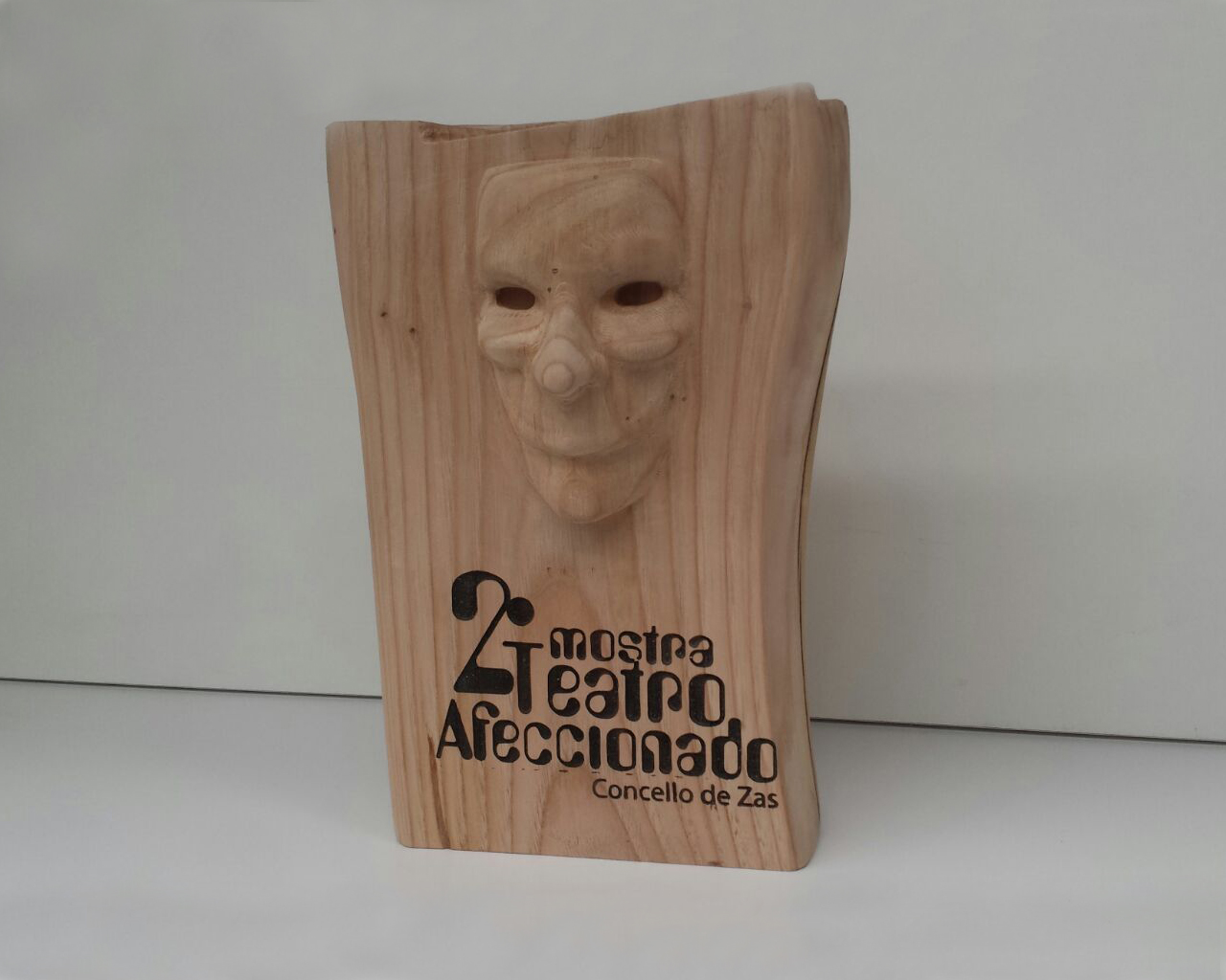 Trofeos en relieve II Muestra de Teatro Aficionado del Ayuntamiento de Zas