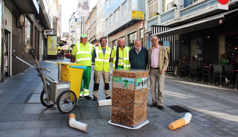 El equipo de limpieza viaria recoge cada día más de 7.000 colillas de las calles del casco urbano